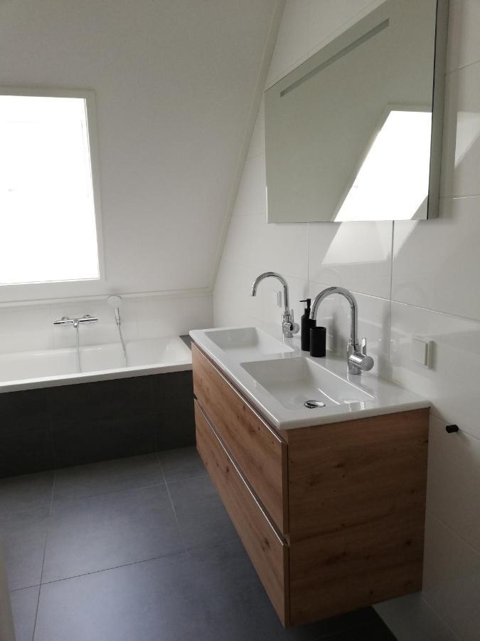 Hooivak Apartment Холум Екстериор снимка